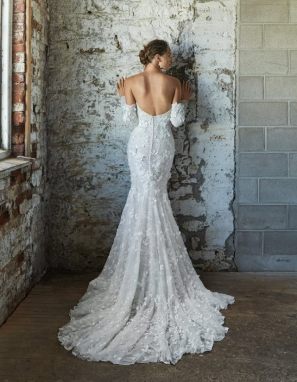 Gaun dengan bahu terbuka dan renda floral